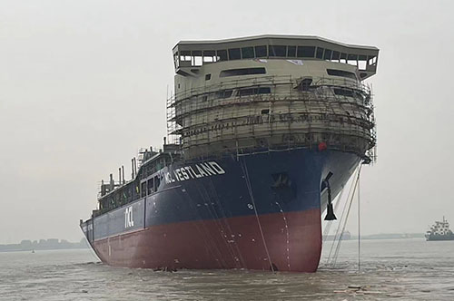 三福首艘1300TEU双燃料集装箱船顺利下水